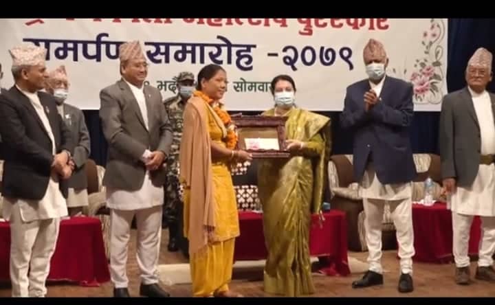 राष्ट्रपति के हाँठसे पुरस्कार पक्रेबेर खुसिके हल्कोरा